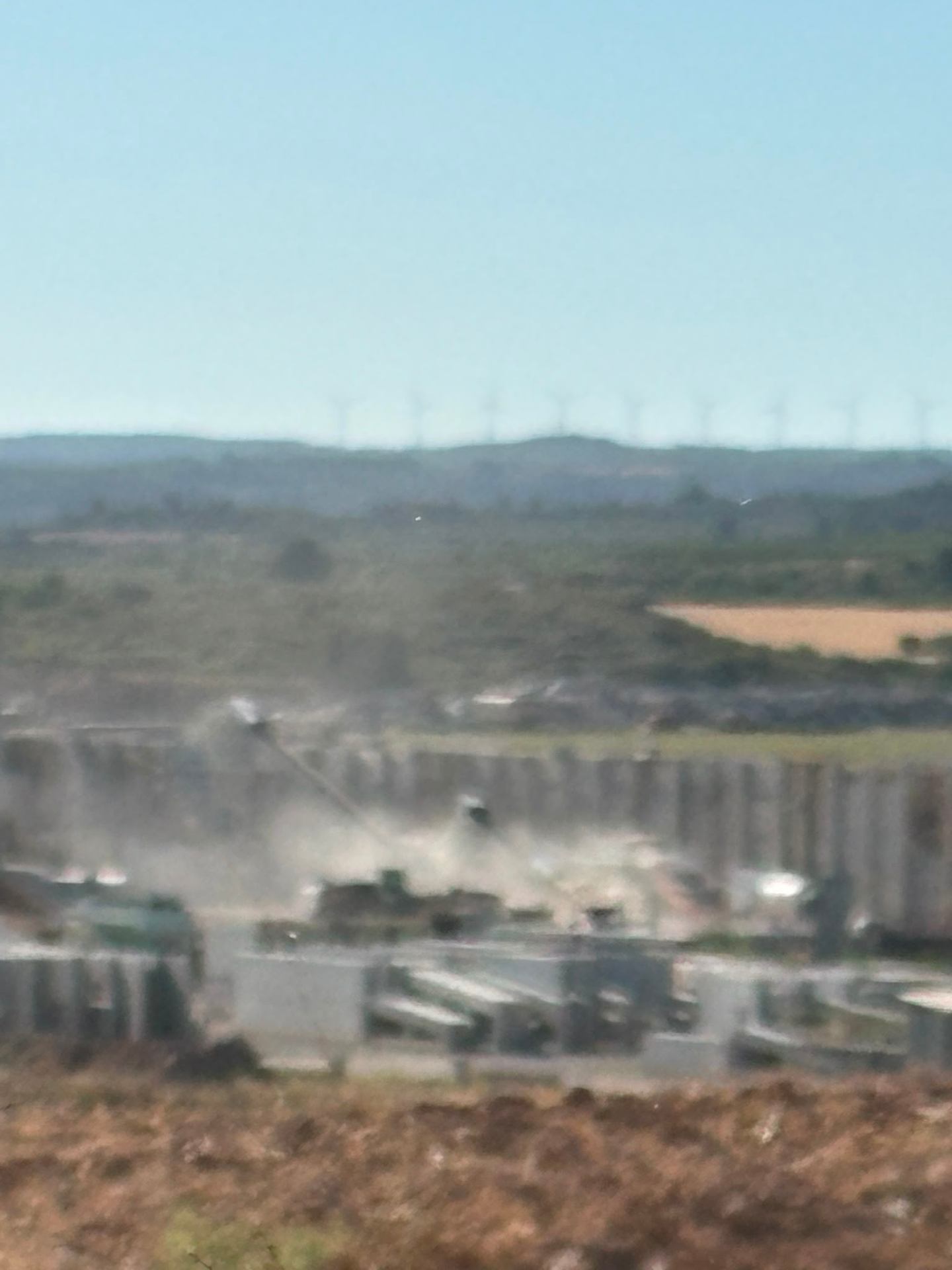Núvol de pols generat per les dues trituradores funcionant simultàniament, visible des de la distància (12/06/2026).