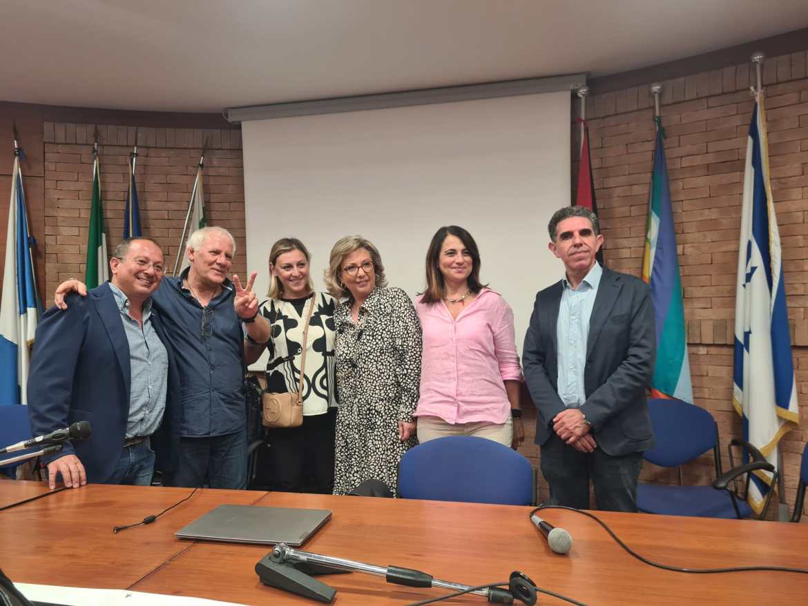 La sindaca Fiorenza Pascazio (Bitetto) amb els alcaldes de Modugno, Bitritto, Palo del Colle i Bitonto, i el president de l'ISDE Agostino Di Ciaula, a la conferència pública contra la planta de biometà (2023). Foto: CardoNews.