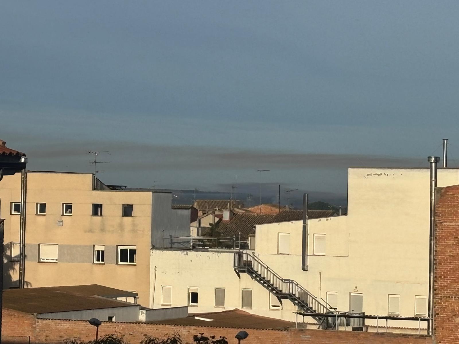 General d'Olis — fumera de primera hora del matí (08/05/2026, 07:57 h) sobre les Borges Blanques, amb inversió tèrmica i acumulació de contaminants al fons de la vall.
