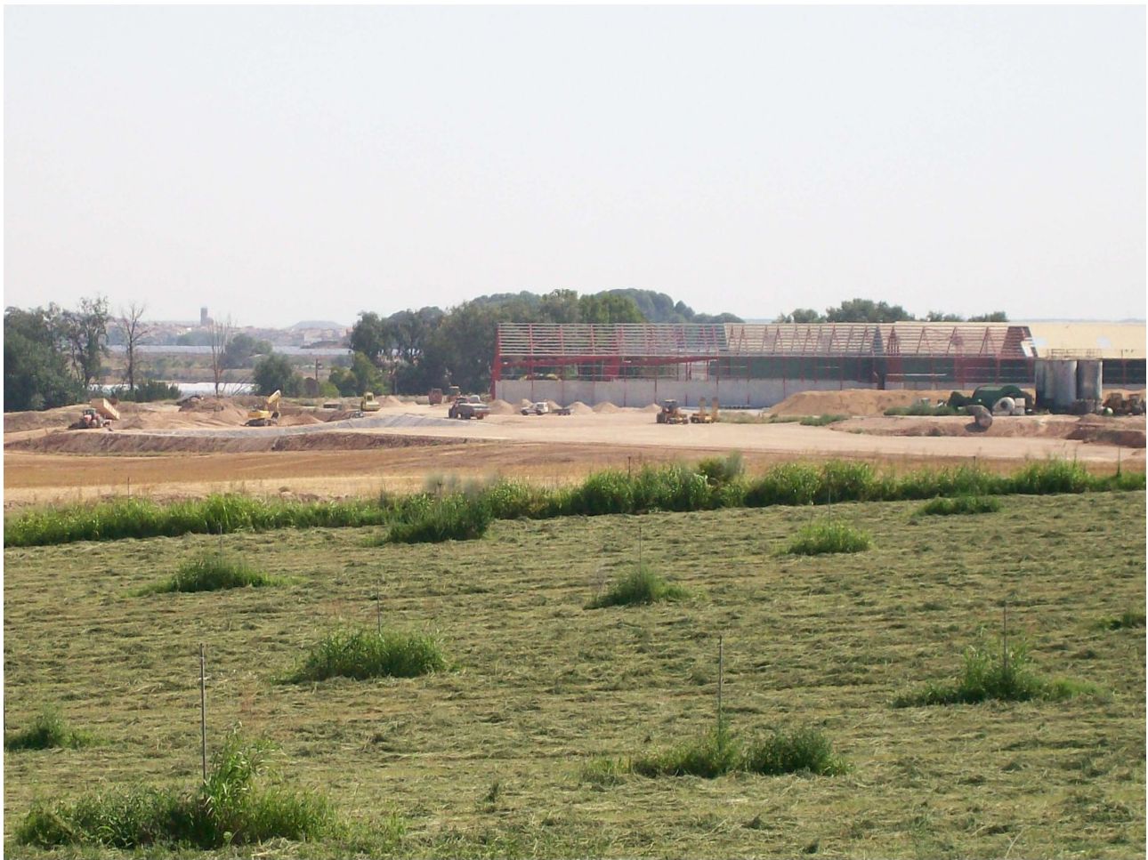 Obres del complex de General d'Olis executades sense la llicència urbanística corresponent, documentades pel veïnatge.
